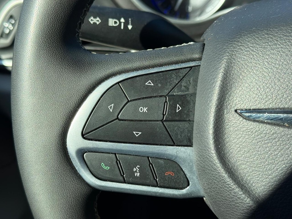 Chrysler Pacifica Vehicle Full-screen Gallery Image 15