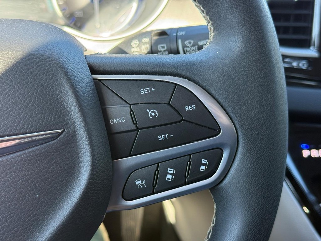 Chrysler Pacifica Vehicle Full-screen Gallery Image 16