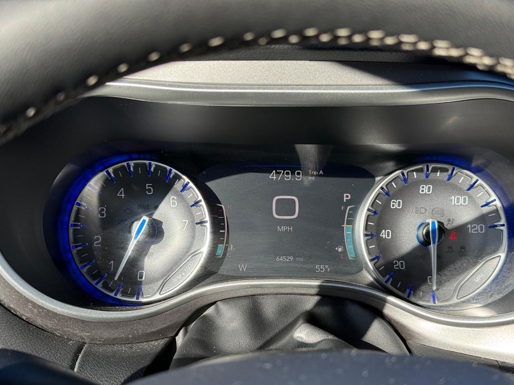 Chrysler Pacifica Vehicle Full-screen Gallery Image 17