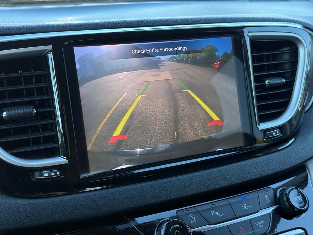 Chrysler Pacifica Vehicle Full-screen Gallery Image 18