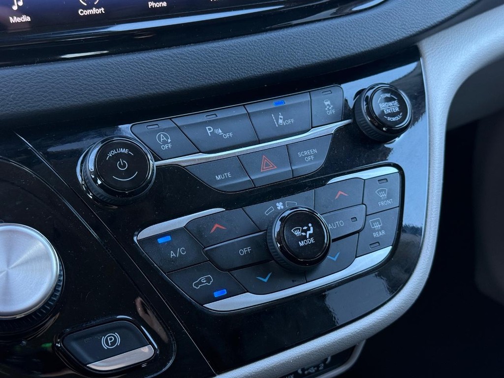 Chrysler Pacifica Vehicle Full-screen Gallery Image 19