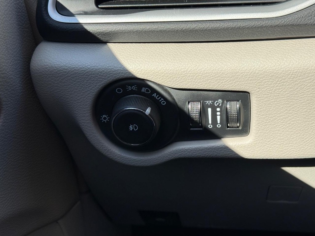 Chrysler Pacifica Vehicle Full-screen Gallery Image 21