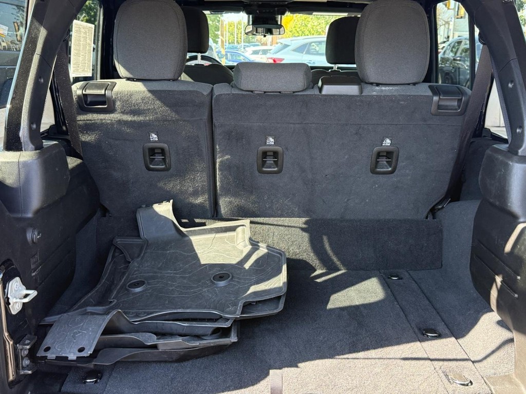 Jeep Wrangler 4xe Vehicle Full-screen Gallery Image 05
