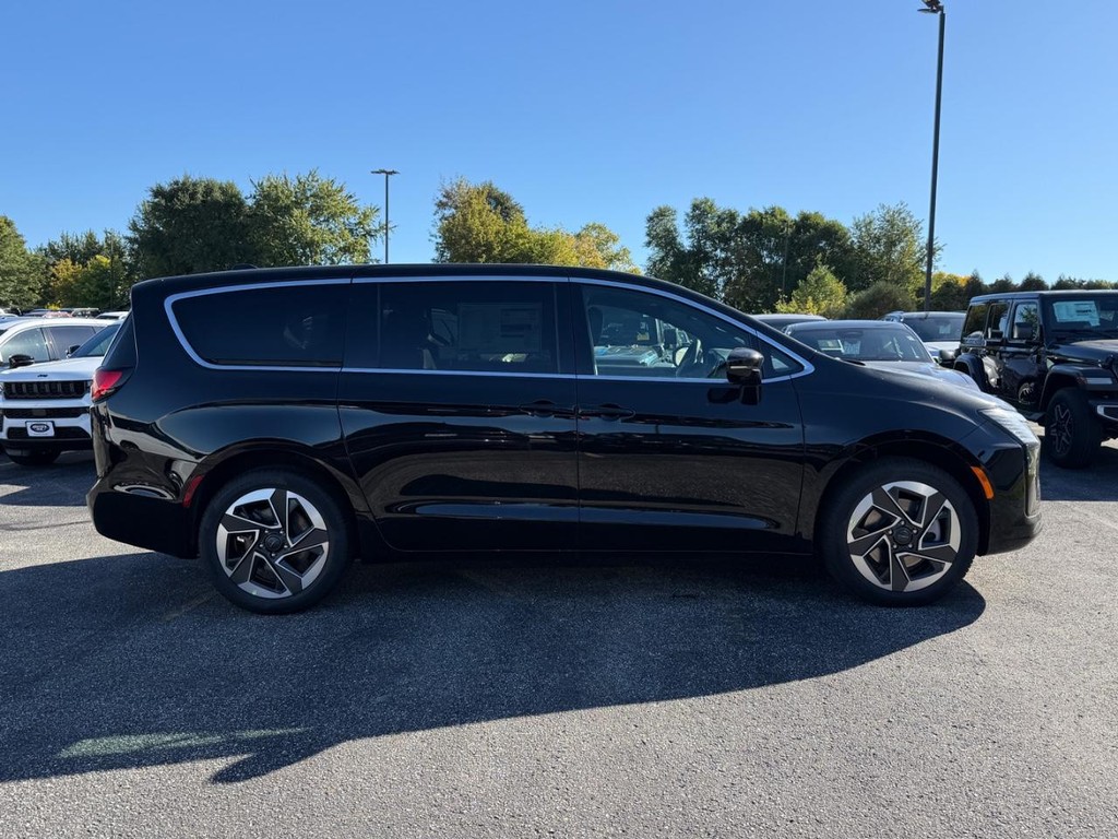 Chrysler Pacifica Vehicle Full-screen Gallery Image 02