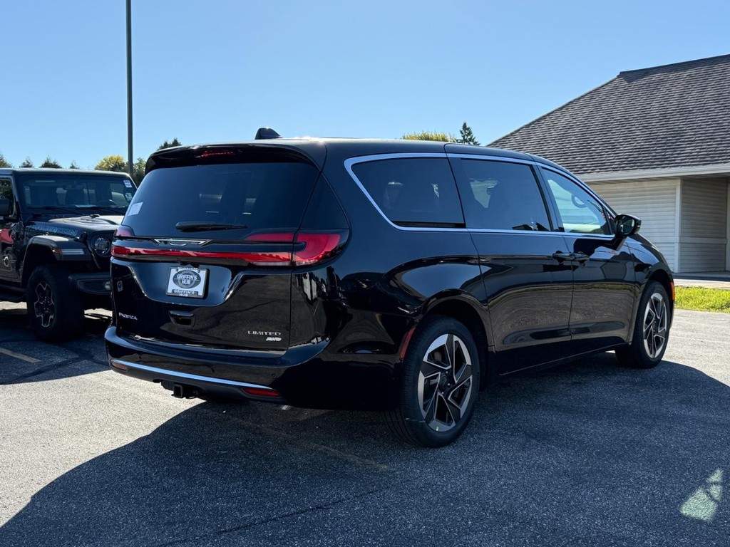 Chrysler Pacifica Vehicle Full-screen Gallery Image 03