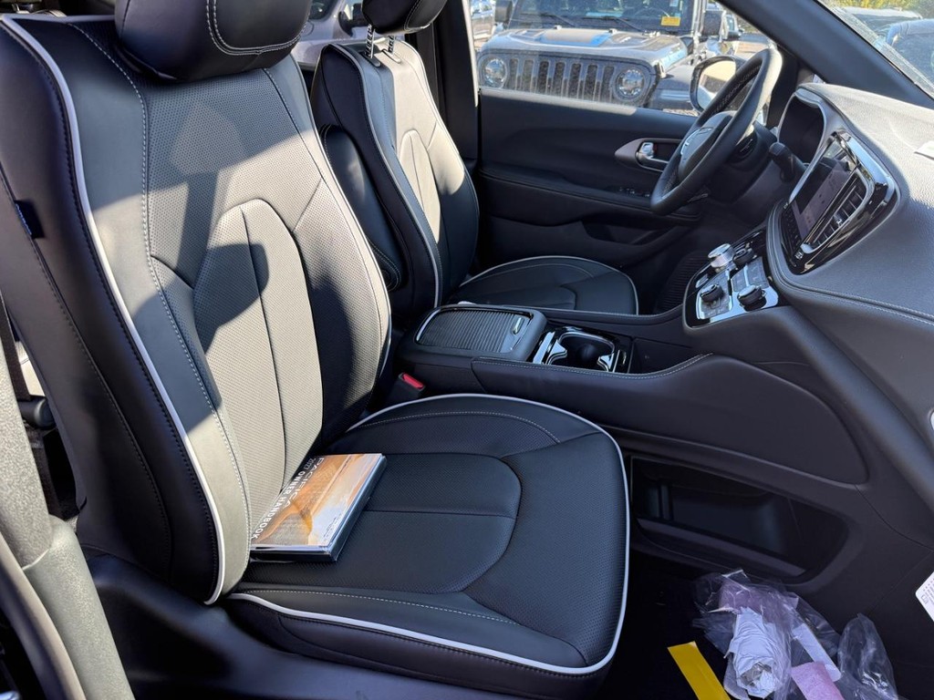 Chrysler Pacifica Vehicle Full-screen Gallery Image 05