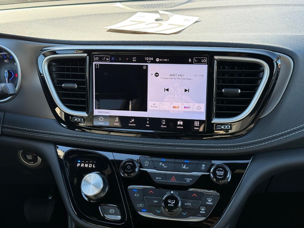 Chrysler Pacifica Vehicle Full-screen Gallery Image 09