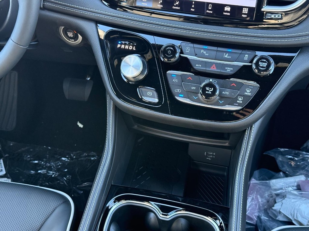 Chrysler Pacifica Vehicle Full-screen Gallery Image 10