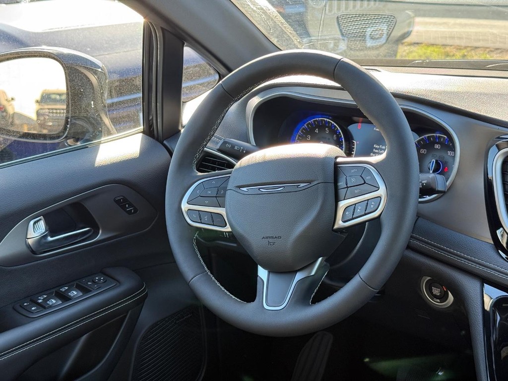 Chrysler Pacifica Vehicle Full-screen Gallery Image 11