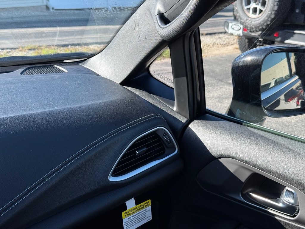 Chrysler Pacifica Vehicle Full-screen Gallery Image 12