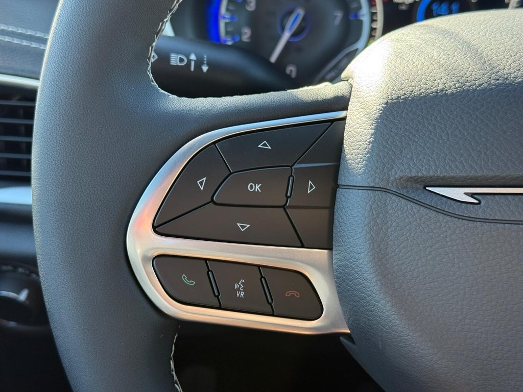 Chrysler Pacifica Vehicle Full-screen Gallery Image 14