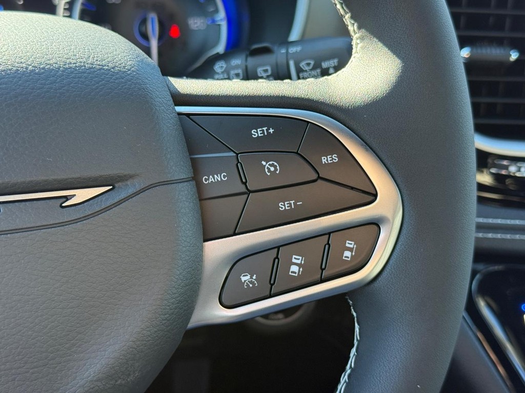 Chrysler Pacifica Vehicle Full-screen Gallery Image 15