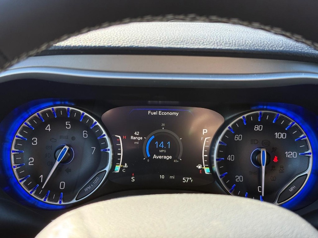 Chrysler Pacifica Vehicle Full-screen Gallery Image 16