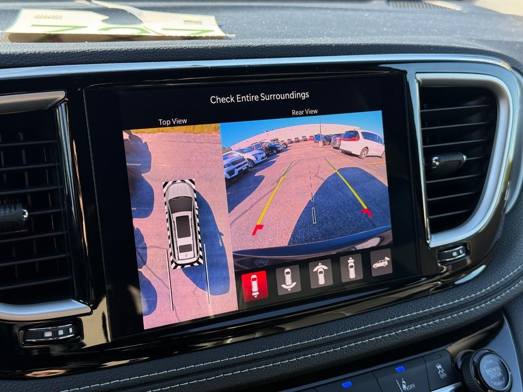 Chrysler Pacifica Vehicle Full-screen Gallery Image 17