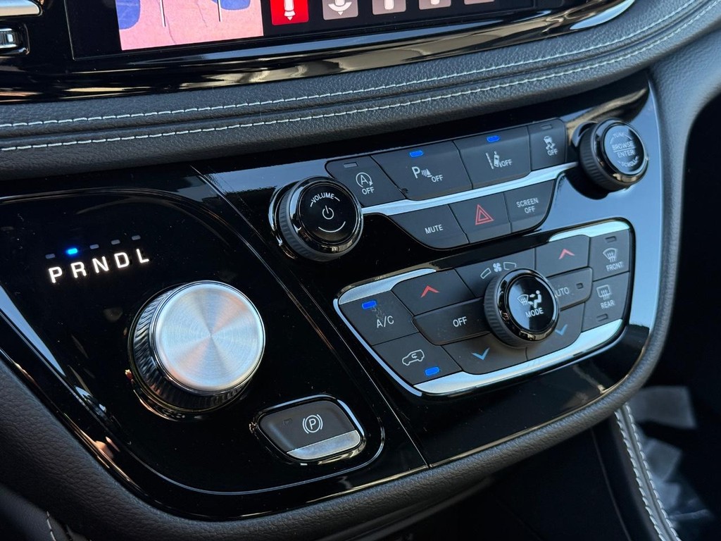 Chrysler Pacifica Vehicle Full-screen Gallery Image 18