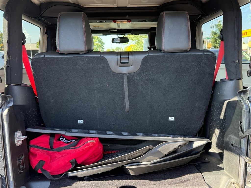 Jeep Wrangler Vehicle Full-screen Gallery Image 05