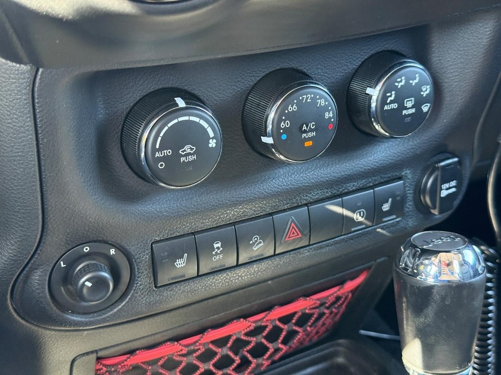 Jeep Wrangler Vehicle Full-screen Gallery Image 17
