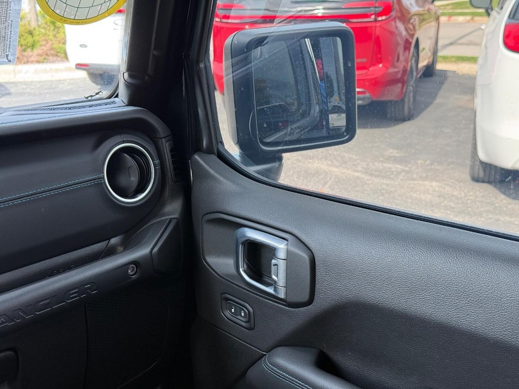 Jeep Wrangler 4xe Vehicle Full-screen Gallery Image 11