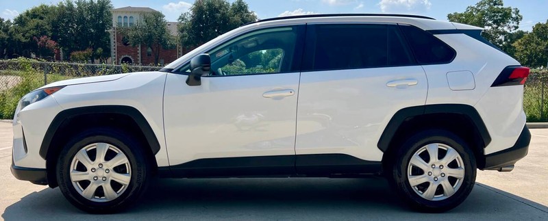 Toyota RAV4 Vehicle Full-screen Gallery Image 02