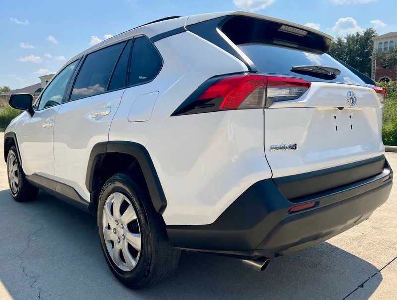 Toyota RAV4 Vehicle Full-screen Gallery Image 03