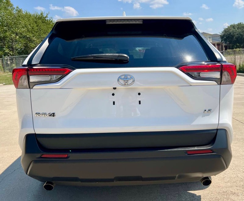 Toyota RAV4 Vehicle Full-screen Gallery Image 04