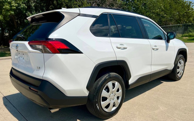 Toyota RAV4 Vehicle Full-screen Gallery Image 05