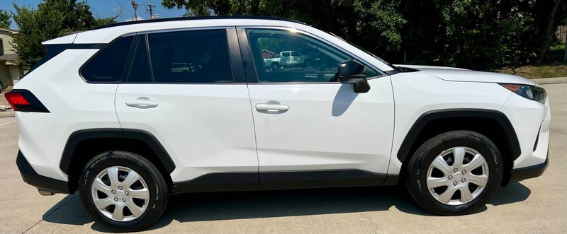 Toyota RAV4 Vehicle Full-screen Gallery Image 06