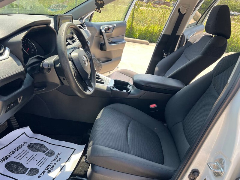 Toyota RAV4 Vehicle Full-screen Gallery Image 08