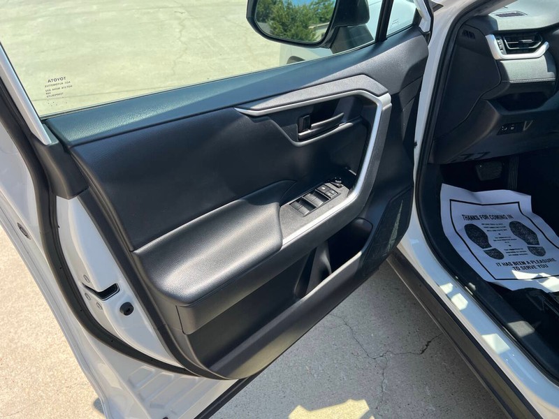 Toyota RAV4 Vehicle Full-screen Gallery Image 09