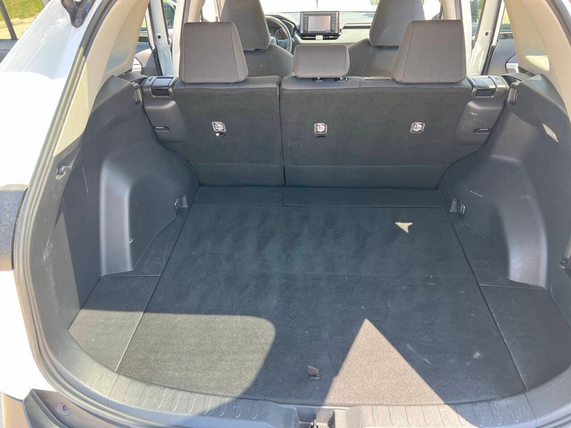 Toyota RAV4 Vehicle Full-screen Gallery Image 10