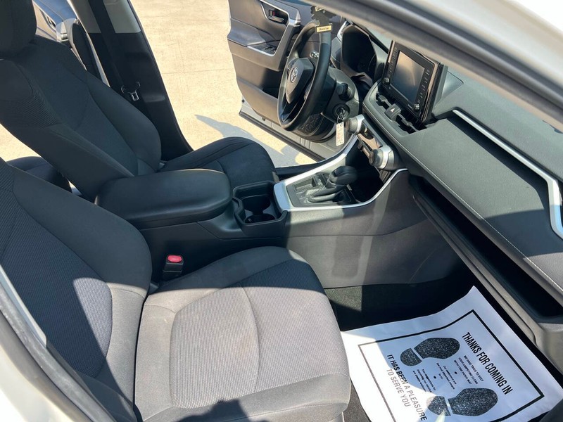 Toyota RAV4 Vehicle Full-screen Gallery Image 11