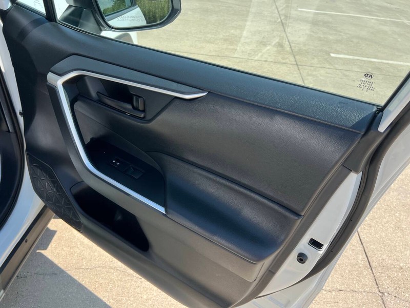 Toyota RAV4 Vehicle Full-screen Gallery Image 12