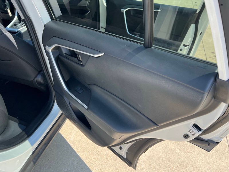 Toyota RAV4 Vehicle Full-screen Gallery Image 13