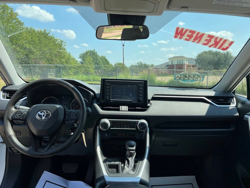 Toyota RAV4 Vehicle Full-screen Gallery Image 15