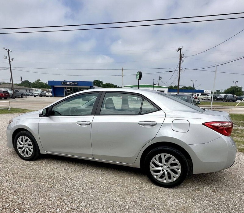 Toyota Corolla Vehicle Full-screen Gallery Image 03