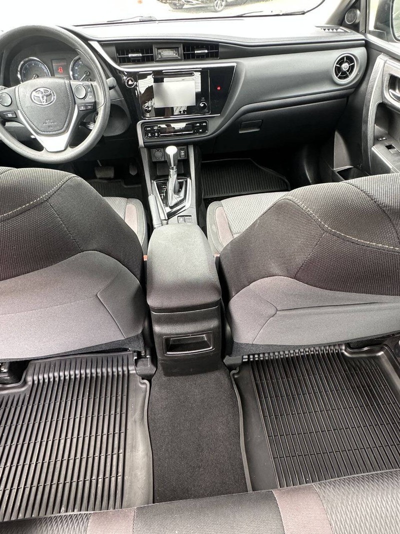 Toyota Corolla Vehicle Full-screen Gallery Image 09