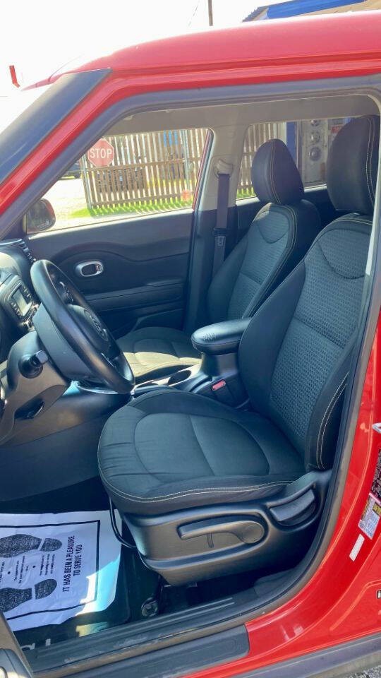 Kia Soul Vehicle Full-screen Gallery Image 06