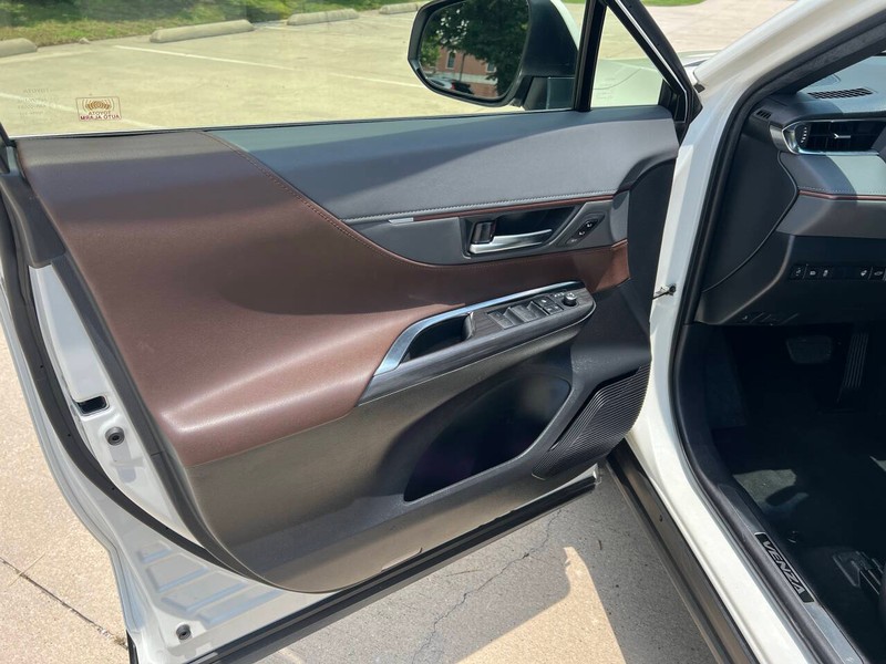 Toyota Venza Vehicle Full-screen Gallery Image 17