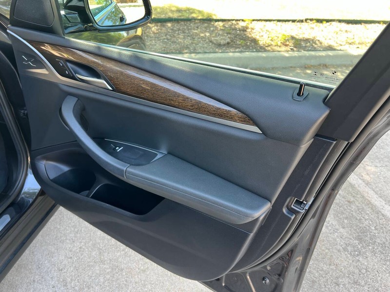 BMW X3 Vehicle Full-screen Gallery Image 08