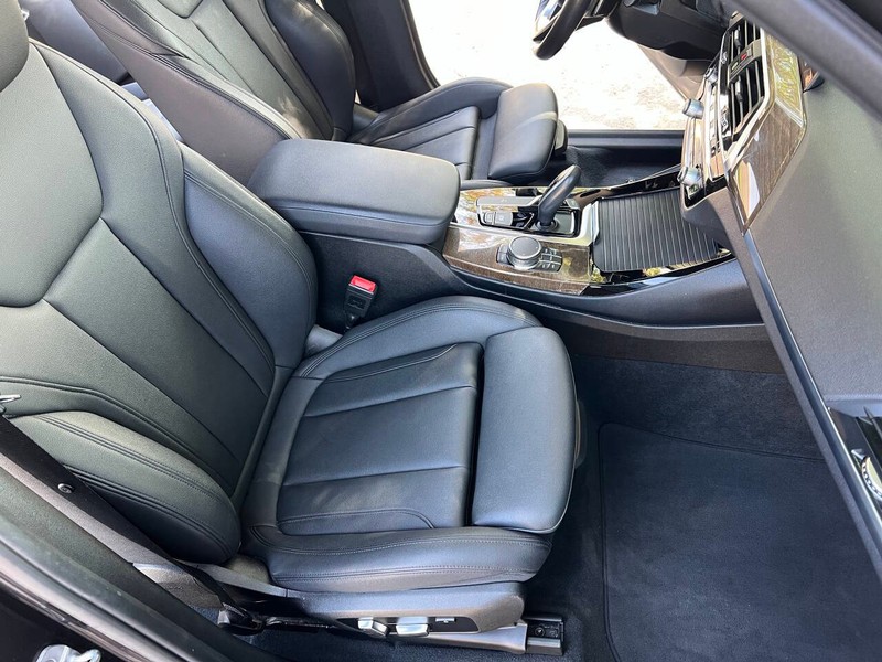 BMW X3 Vehicle Full-screen Gallery Image 09