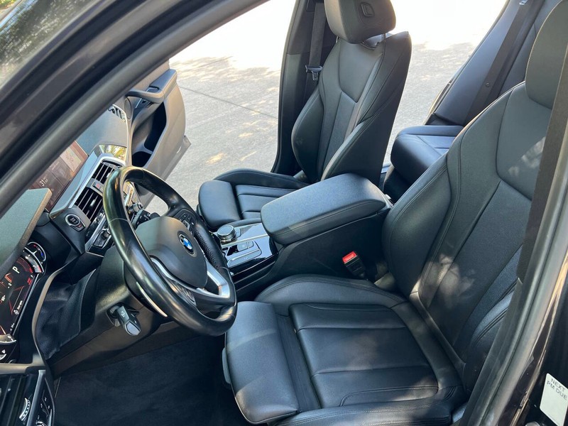 BMW X3 Vehicle Full-screen Gallery Image 10