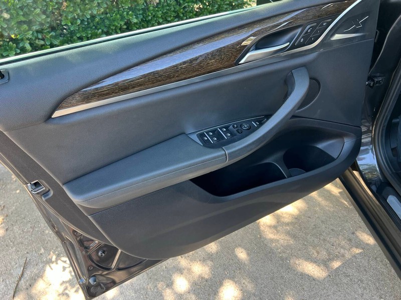 BMW X3 Vehicle Full-screen Gallery Image 11