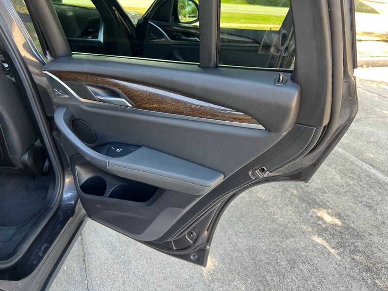 BMW X3 Vehicle Full-screen Gallery Image 12