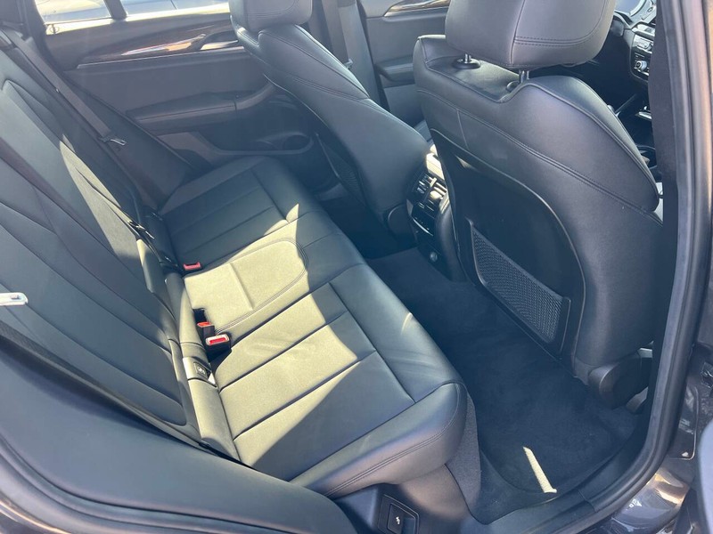 BMW X3 Vehicle Full-screen Gallery Image 13