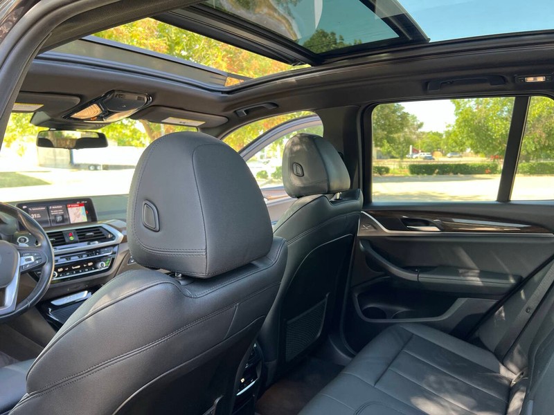 BMW X3 Vehicle Full-screen Gallery Image 14