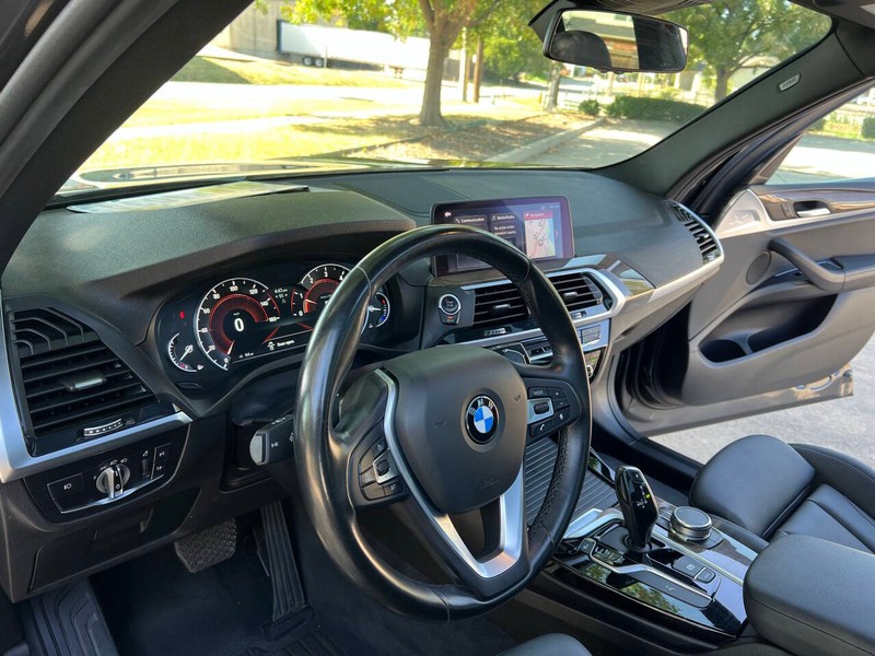 BMW X3 Vehicle Full-screen Gallery Image 15