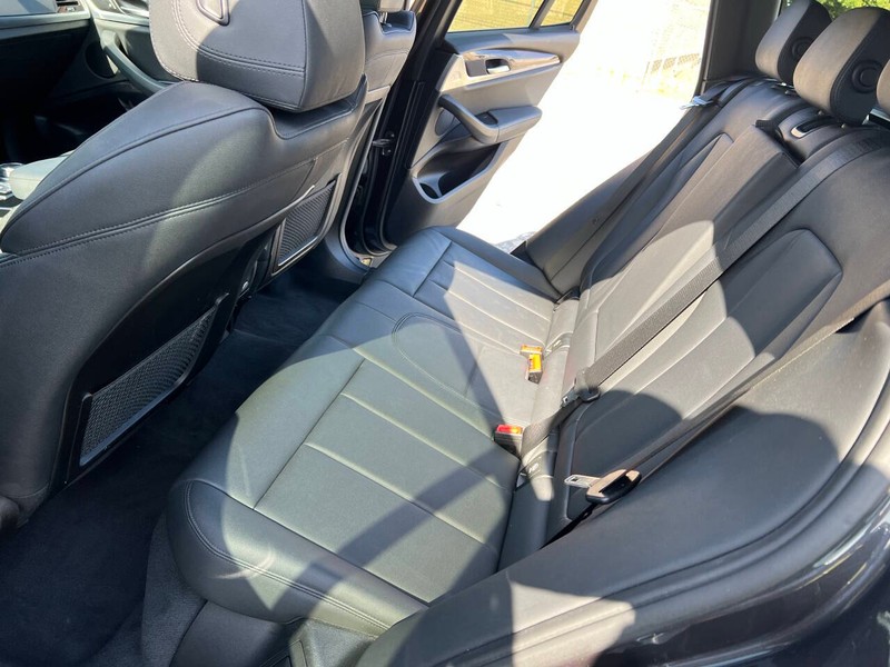 BMW X3 Vehicle Full-screen Gallery Image 16