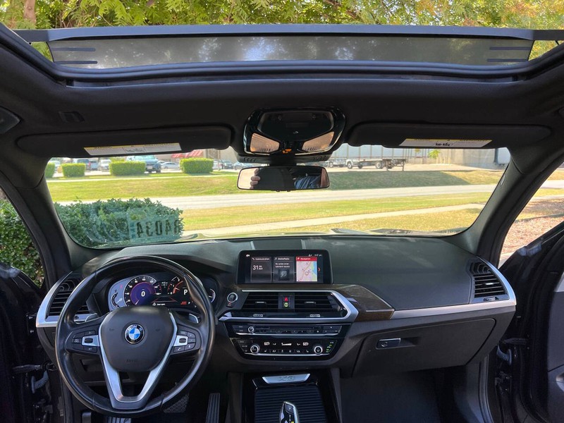 BMW X3 Vehicle Full-screen Gallery Image 18