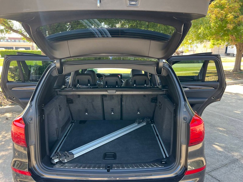 BMW X3 Vehicle Full-screen Gallery Image 19