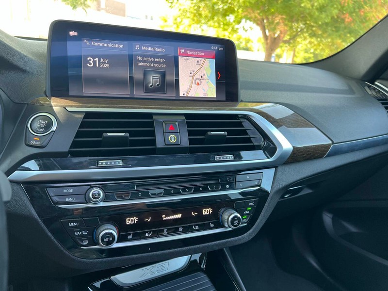 BMW X3 Vehicle Full-screen Gallery Image 22